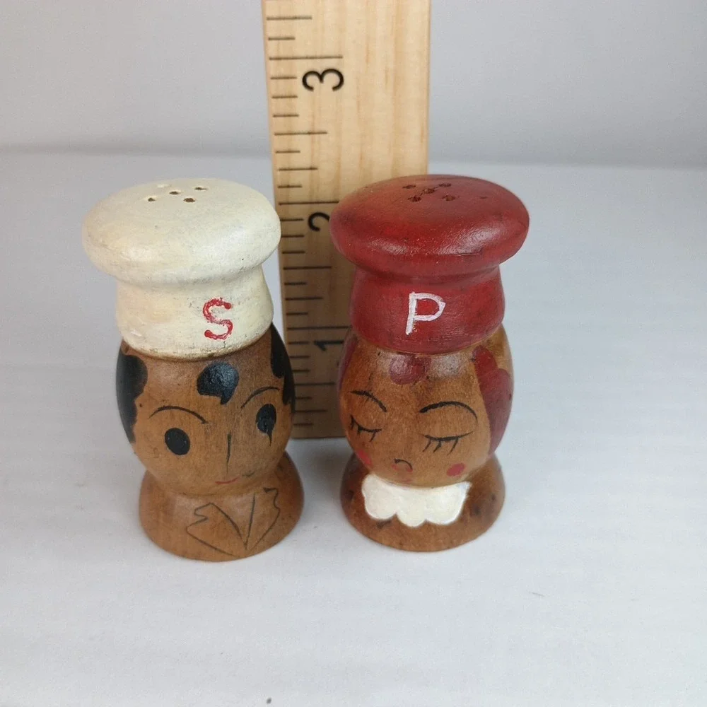 4 Sets Of Vintage Wooden Salt and Pepper Shakers Collectors